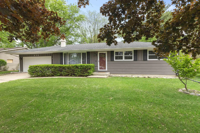 Janesville House: 810 suffolk dr