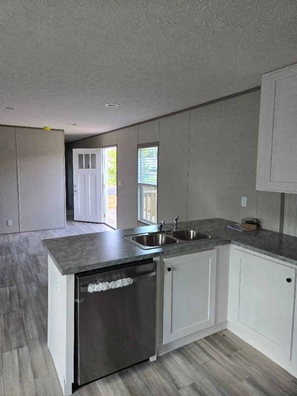 Riverdale House: 29 Lakeview Dr