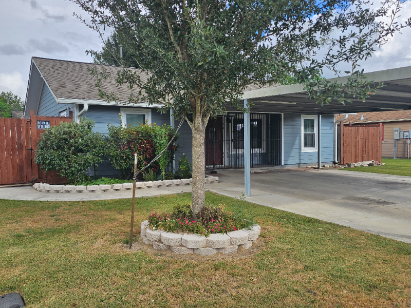 Houston House: 9810 Thorn st