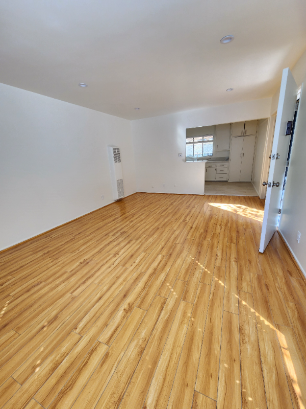 Encino Apartment: 17620 Burbank Blvd