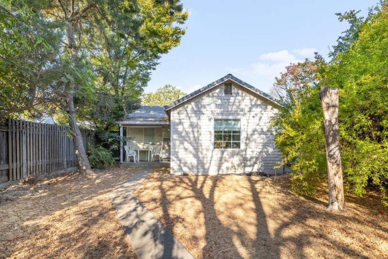 Sacramento House: 1554 35th St