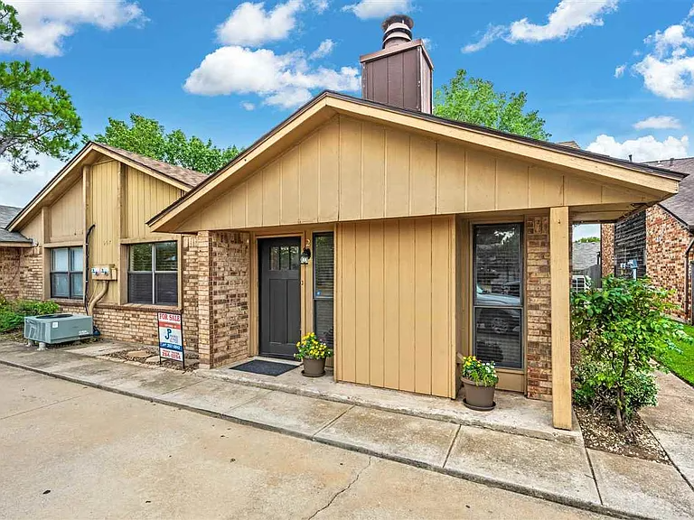 LAWTON House: 907 NE Tortoise