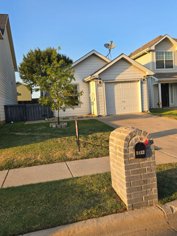 Fort Worth House: 1437 Pine Lane