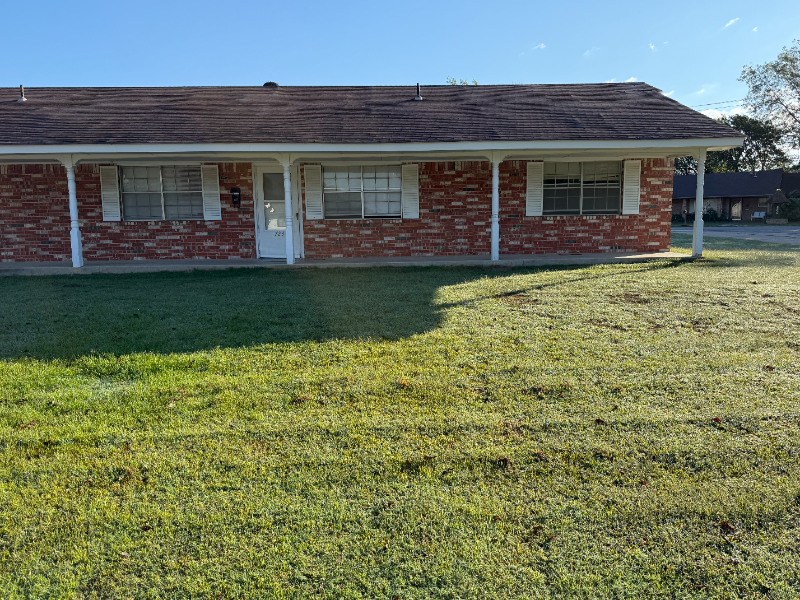 HOLDENVILLE Apartment: 724 E 13th St