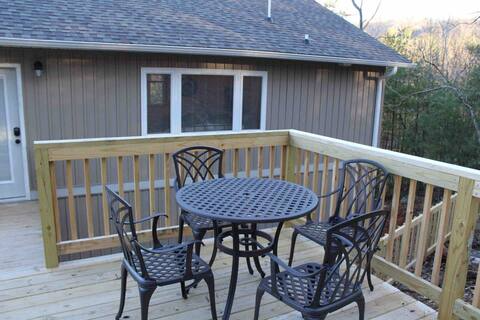 Hendersonville House: 1716 Pleasant Grove Church Road