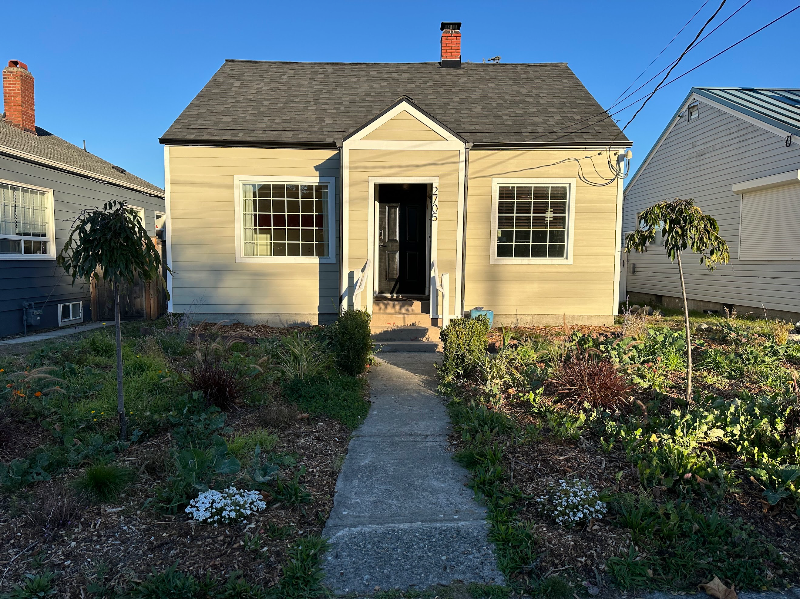 Tacoma House: 2705 N Stevens St