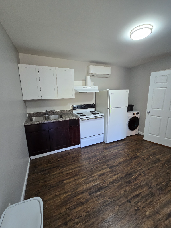 Gas City Apartment: 215 N Harrisburg Ave
