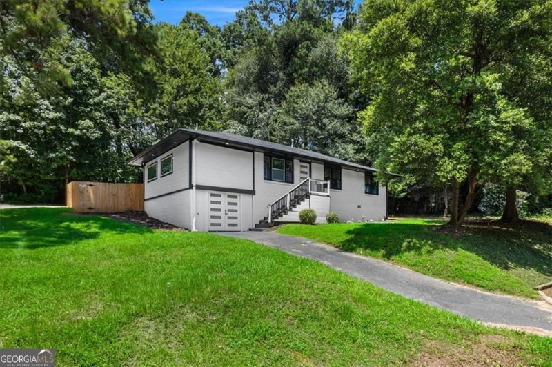Mableton House: 1994 Brenda Dr