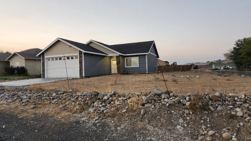 Moses Lake House: 7618 McBeth Ln NE