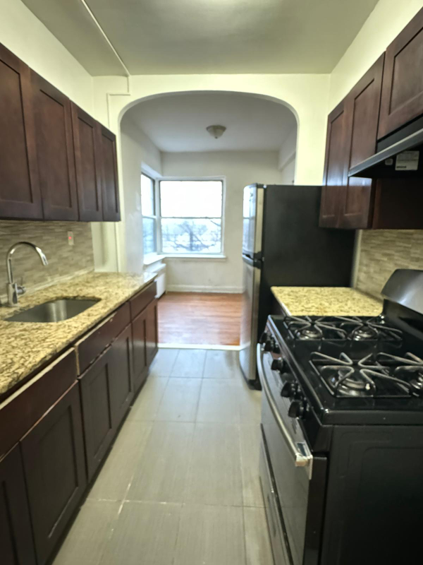 East Orange Apartment: 129 Walnut St