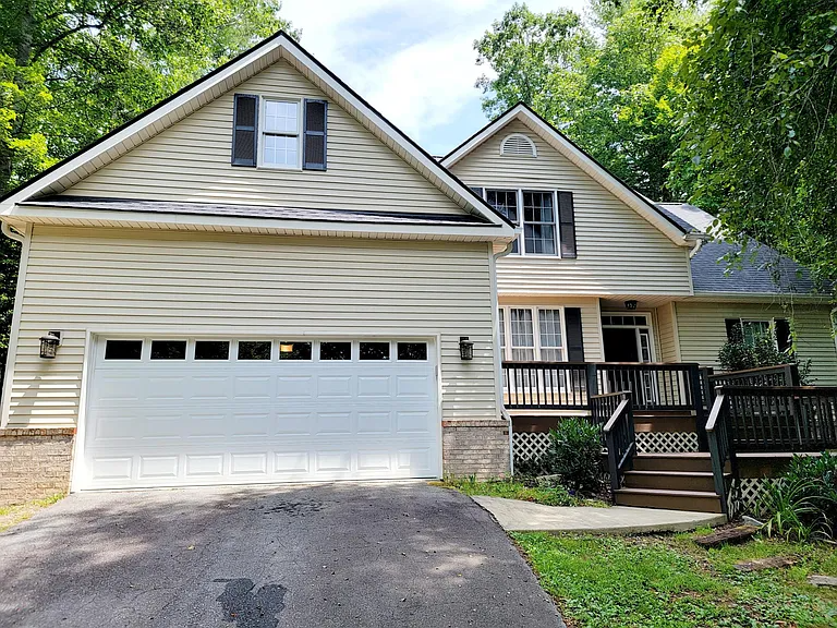 Hendersonville House: 4501 Cove Loop Road