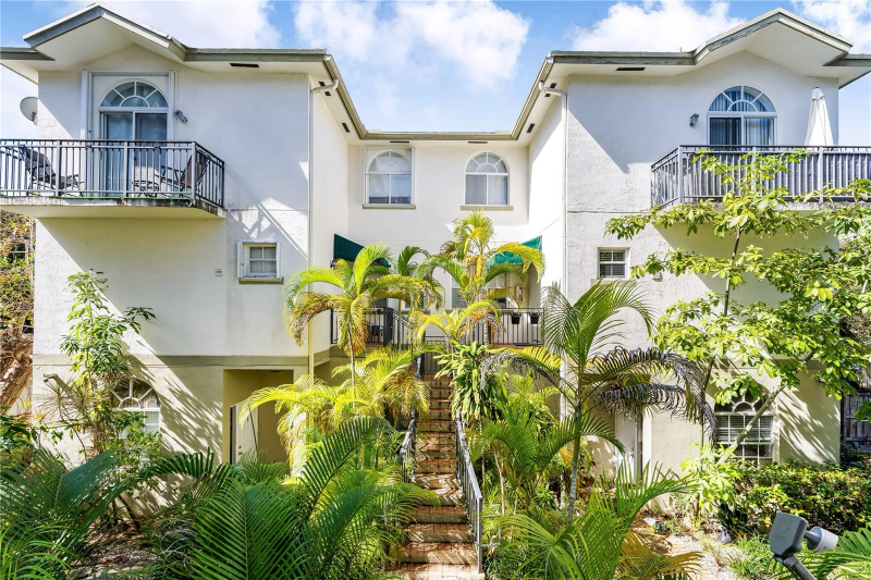 Miami Townhome: 2850 Coconut Avenue