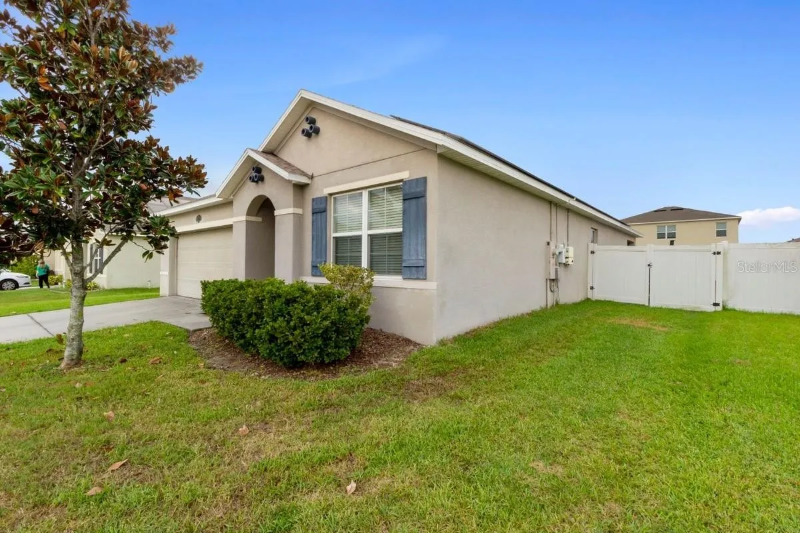 Auburndale House: 1742 Van Gogh drive