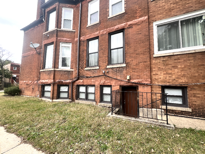 Chicago Apartment: 2701 E 75th Pl