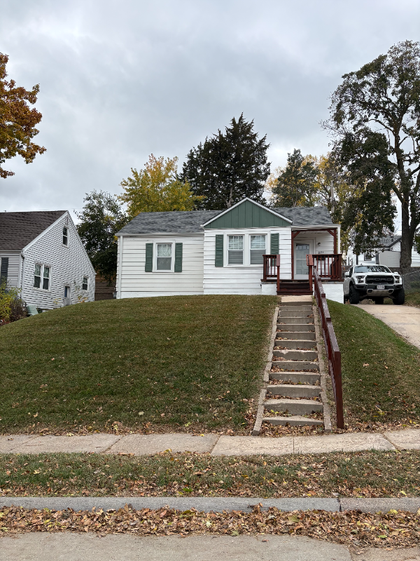 Omaha House: 1324 S 51st Ave