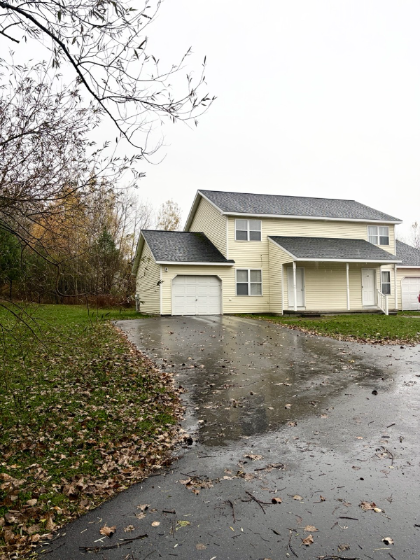Halfmoon Townhome: 24 Vosburgh Rd