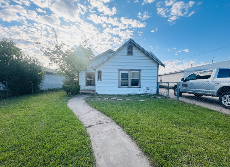 San Angelo House: 1835 Willow St