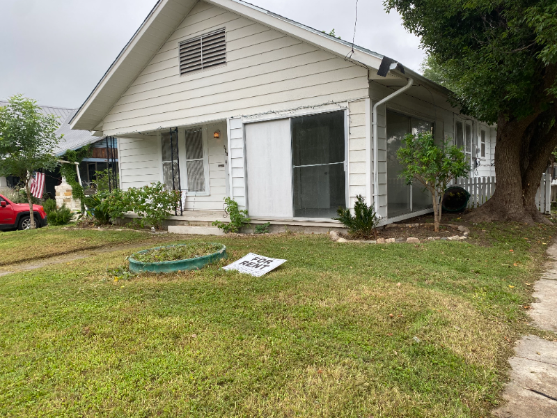 Yoakum House: 401 Nelson St