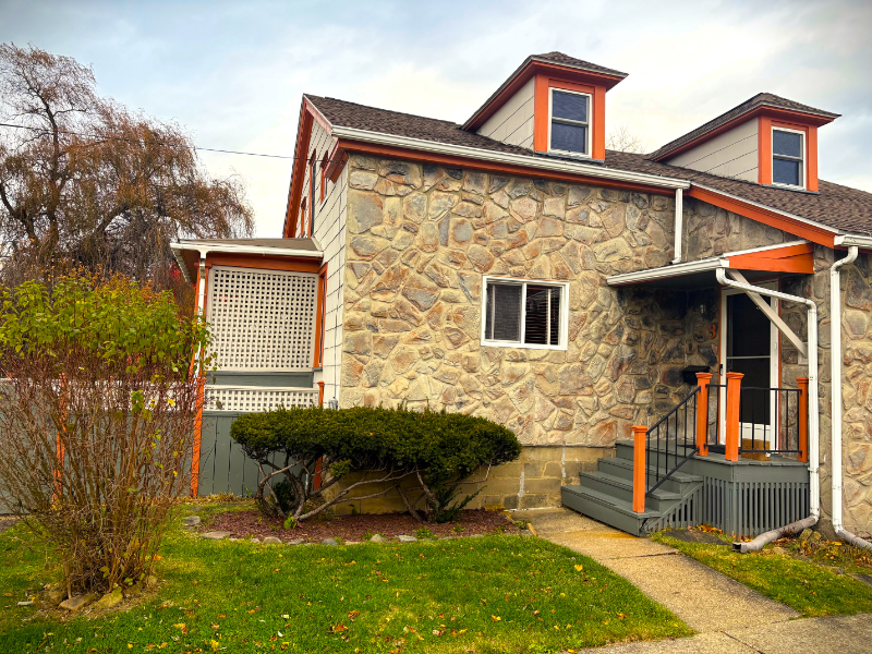 Warren House: 3 E 3rd Ave