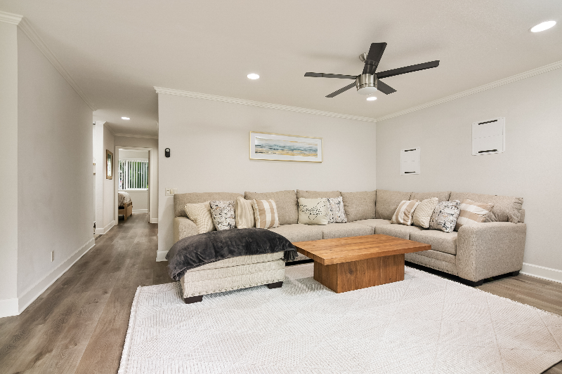 San Diego Apartment: 8503 Villa La Jolla Drive