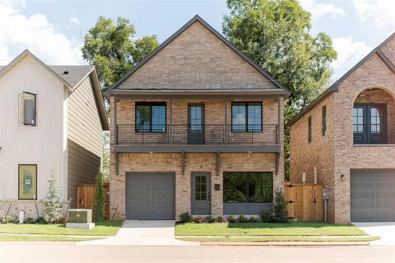 Edmond House: 16 N Walnut St