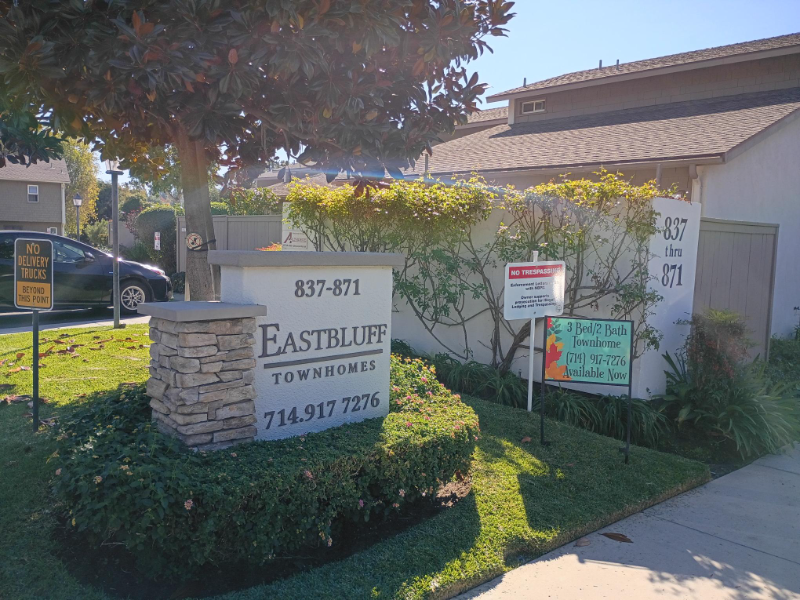 Newport Beach Apartment: 851 Amigos Way