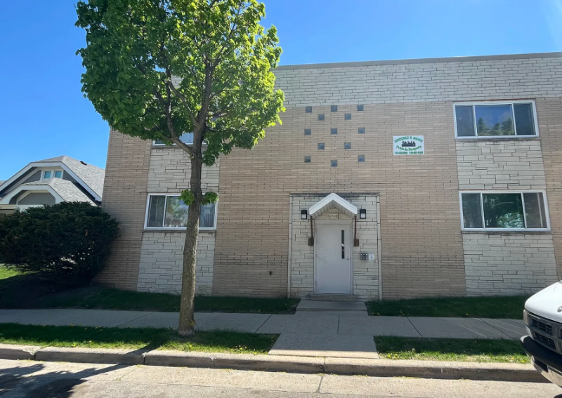 West Allis Apartment: 2066 S 74 St