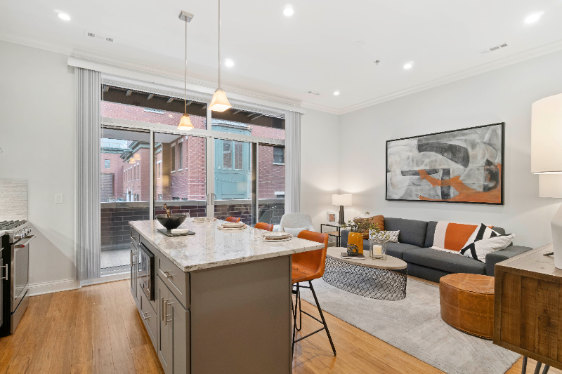 Chicago House: 1076 W Monroe St