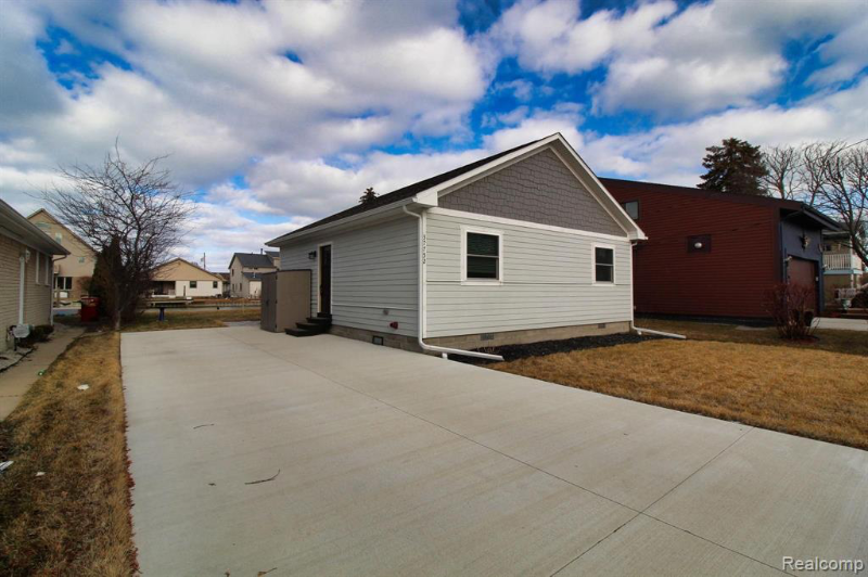 Harrison Twp House: 37752 Huron Pointe