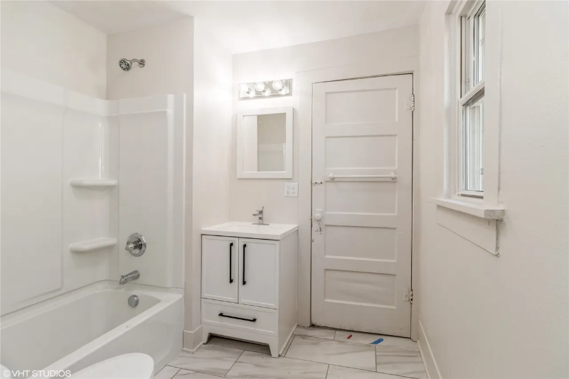 Des Moines House: 1921 Logan Ave