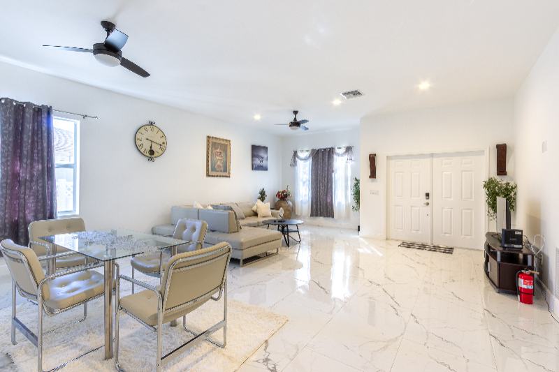 Hollywood House: 2213 Simms ST