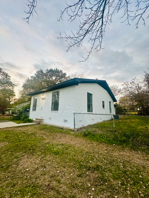 New Boston House: 503 Cannon St