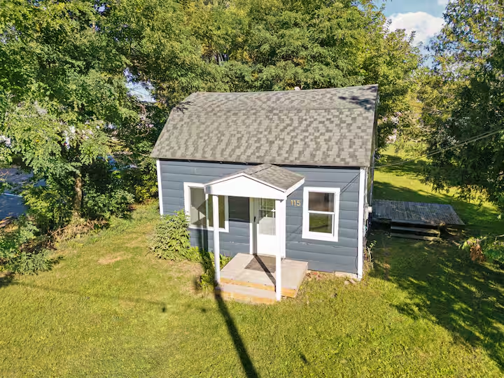 East Jordan House: 115 Mckenzie St