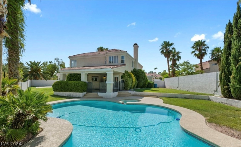 Henderson House: 40 Caddy Cir