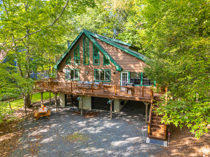 Lake Ariel House: 2174 Lakeview Dr E