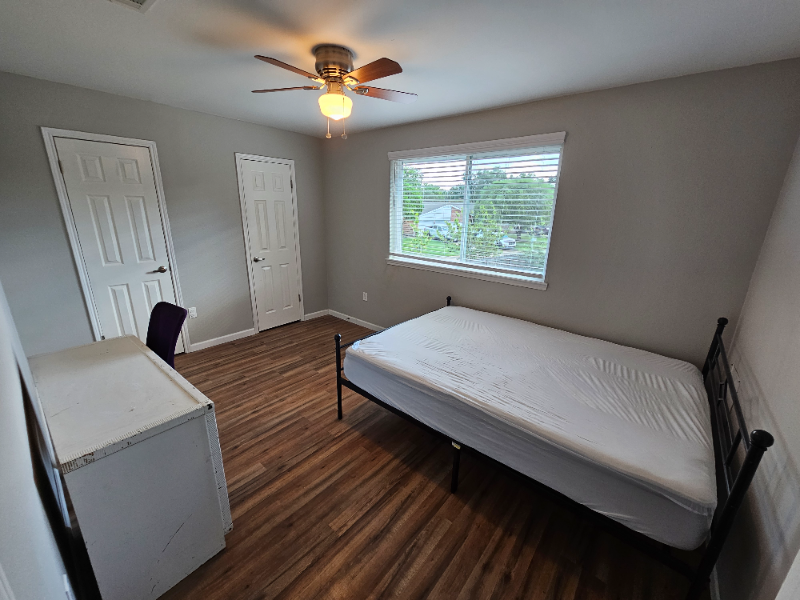 Houston Single Room: 19403 Youngtree Cir.
