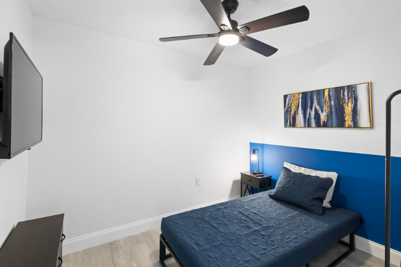 Oviedo House: 1824 Lake St