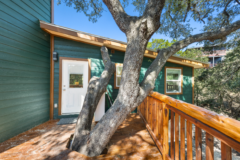 Lakehills House: 105 Hi View Dr.