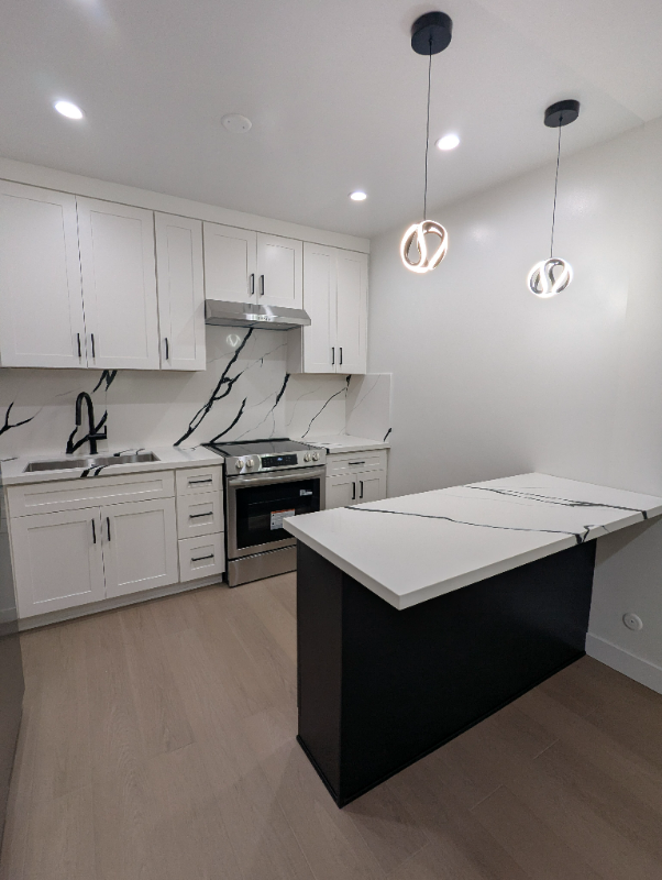 North Hollywood Apartment: 11030 Moorpark St