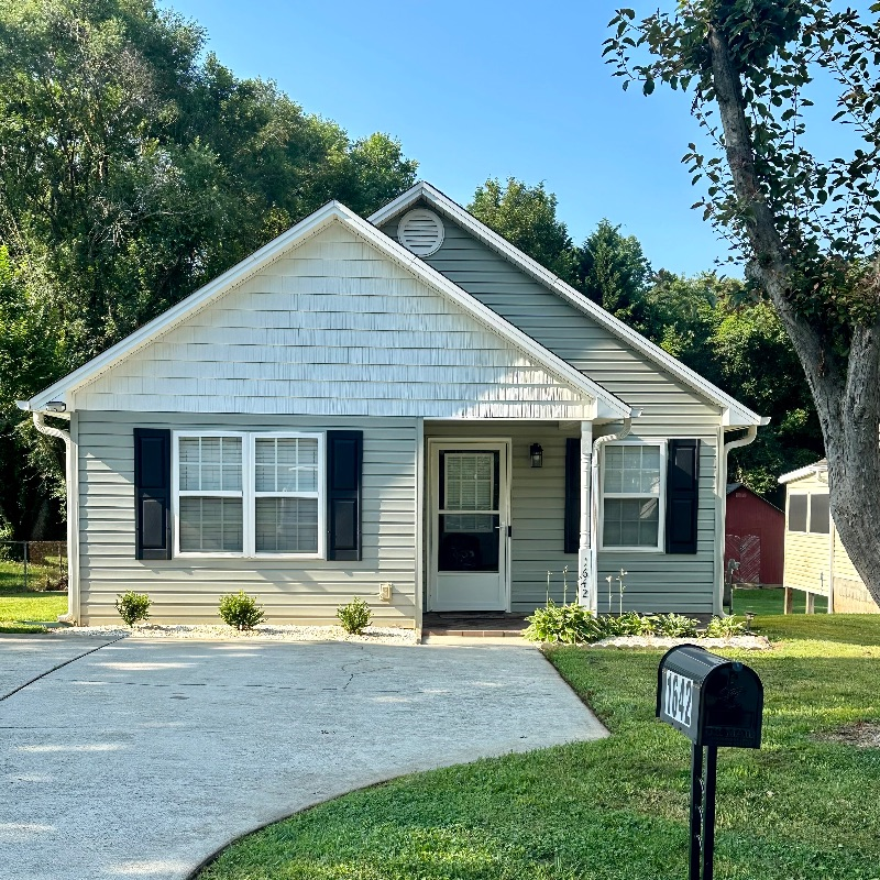 winston salem House: 1642 thompson dr