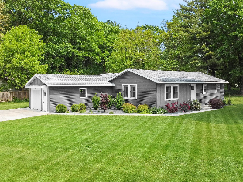 Fruitport House: 345 N 4th Ave