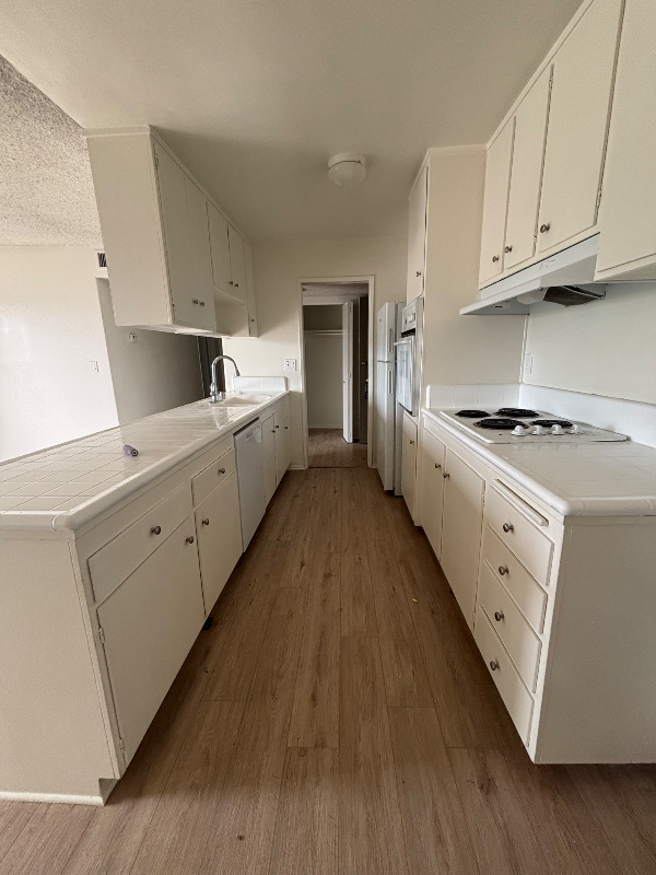 Chatsworth Apartment: 10200 De Soto Ave