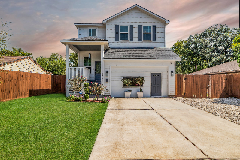 Houston House: 10747 Dulcimer St