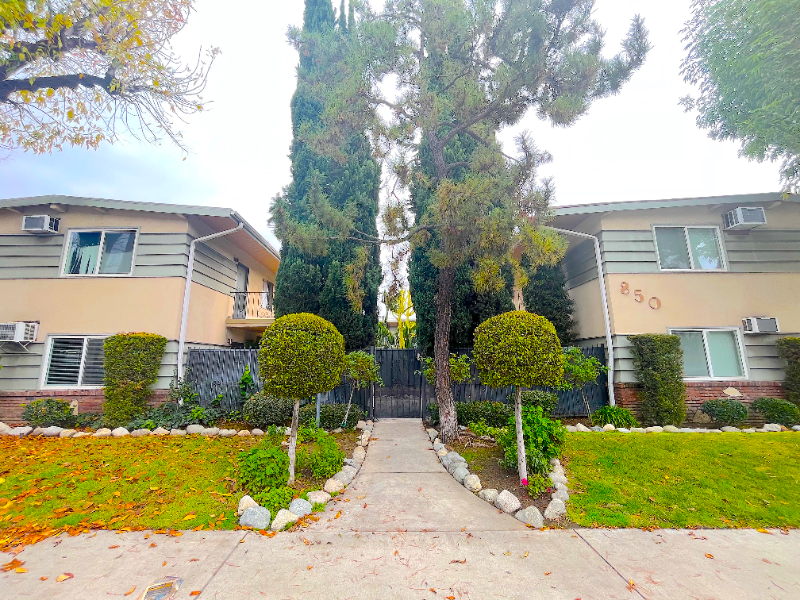 Pasadena House: 850 S Rosemead Blvd