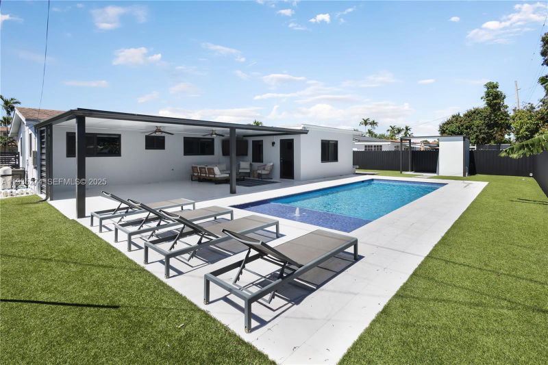 Hialeah House: 4165 W 5 Ln