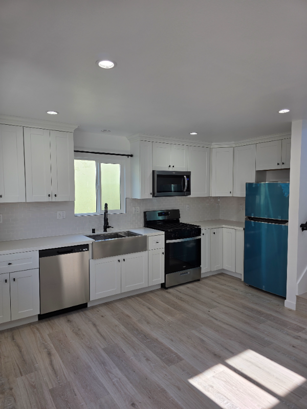 Long Beach House: 2895 Canal Avenue