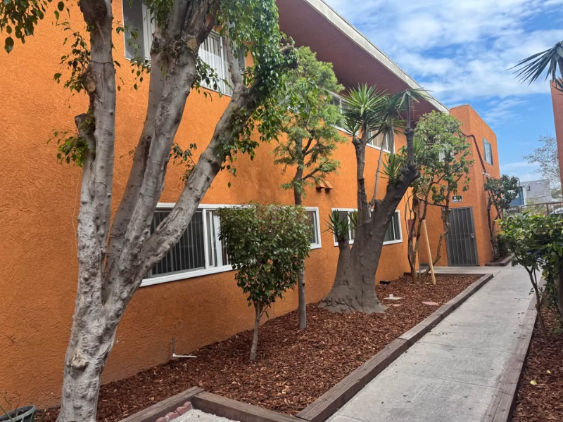 Long Beach Apartment: 1028 Orange ave