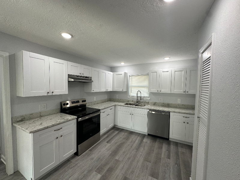 Lake Jackson House: 215 Birch St