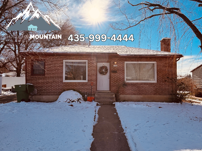 Logan Single Room: 1368 Davis Ave