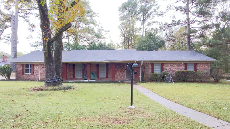 Jackson House: 2009 Lake Trace Drive